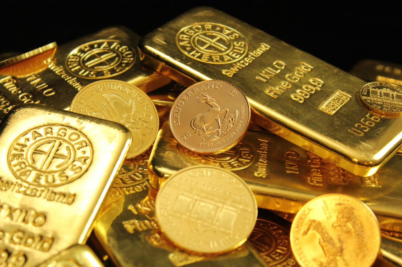 Raw Gold & Diamond Co. provides gold to buyer.