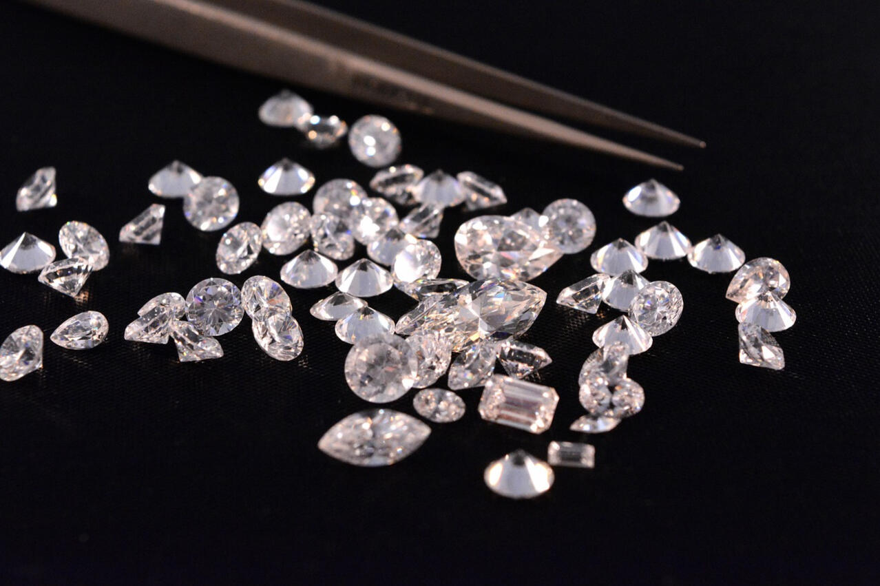 Raw Gold & Diamond Co. provides gold to buyer.